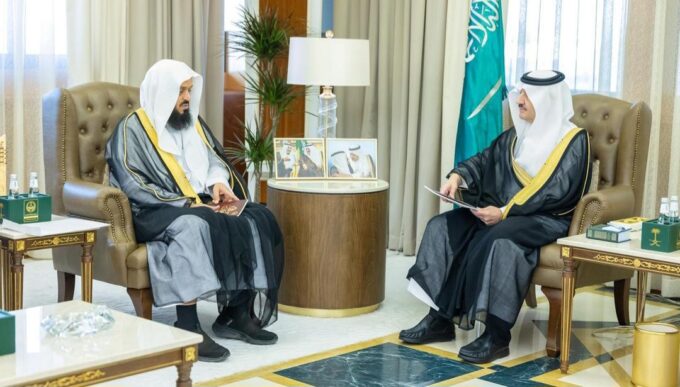 أمير المنطقة الشرقية يستقبل مدير دار الآل والصحب الوقفية بمحافظة الأحساء