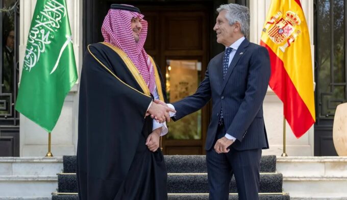 الأمير عبدالعزيز بن سعود يعقد جلسة مباحثات رسمية مع وزير الداخلية الإسباني ويوقّعان وثيقة التدريب الشاملة بين وزارتي الداخلية في البلدين