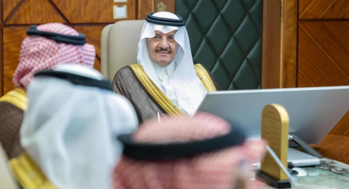 أمير المنطقة الشرقية يطّلع على خطط ومشاريع معهد الطاقة