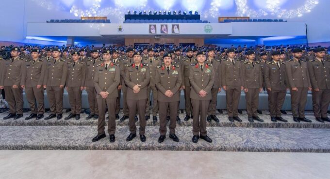 برعاية الأمير عبدالعزيز بن سعود.. مدير الأمن العام يشهد حفل تخريج الدورة التأهيلية لأعمال قطاع الأمن العام للضباط الخريجين
