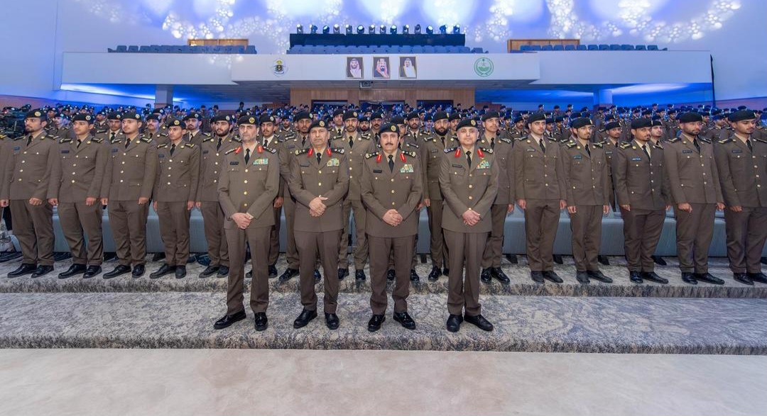 برعاية الأمير عبدالعزيز بن سعود.. مدير الأمن العام يشهد حفل تخريج الدورة التأهيلية لأعمال قطاع الأمن العام للضباط الخريجين