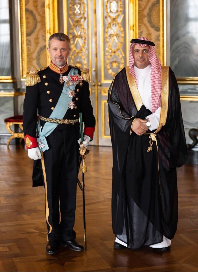 السفير الحديثي يقدّم أوراق اعتماده لملك الدنمارك