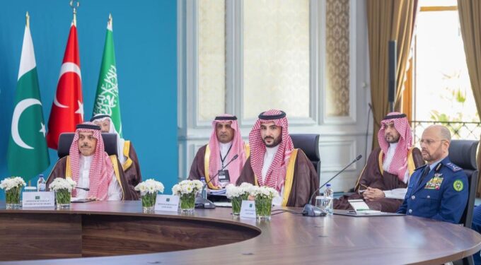 سمو وزير الدفاع يرأس وفد المملكة المشارك في الاجتماع الأول للجنة الإستراتيجية السياسية الدفاعية لاتفاقية مكة للدفاع المشترك