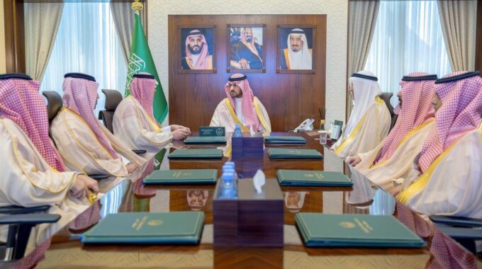نائب أمير المنطقة الشرقية يطّلع على جهود وأعمال برنامج مستشفى قوى الأمن بالدمام