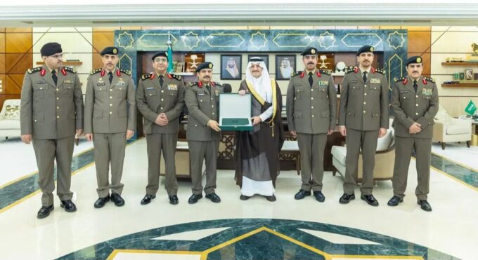 أمير المنطقة الشرقية يستقبل مدير شرطة المنطقة