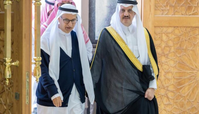 أمير المنطقة الشرقية يُقدم التعازي لأسرة الجشي      