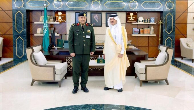 أمير الشرقية يقلّد مدير سجون المنطقة رتبته الجديدة (لواء)