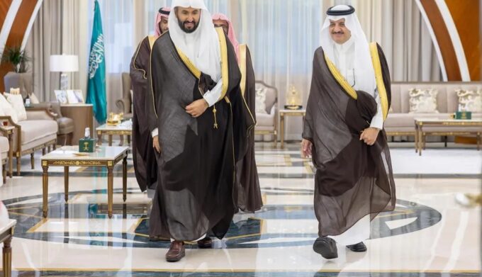 أمير المنطقة الشرقية يستقبل وزير العدل