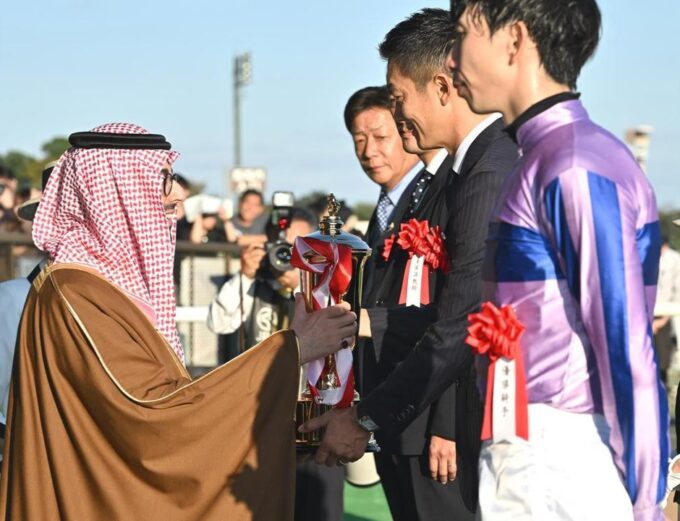 سمو الرئيس التنفيذي لنادي سباقات الخيل يتوّج الجواد “آقورديانو” بالكأس الملكي السعودي 2026