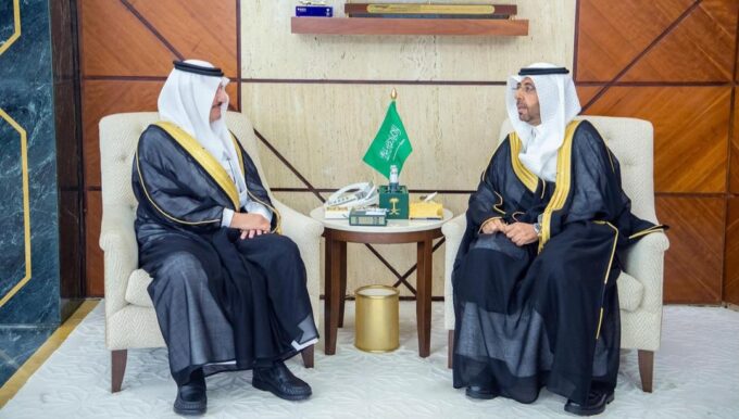 أمير المنطقة الشرقية يستقبل المدير التنفيذي لمركز زراعة الأعضاء المتميز بمستشفى الملك فهد التخصصي بالدمام