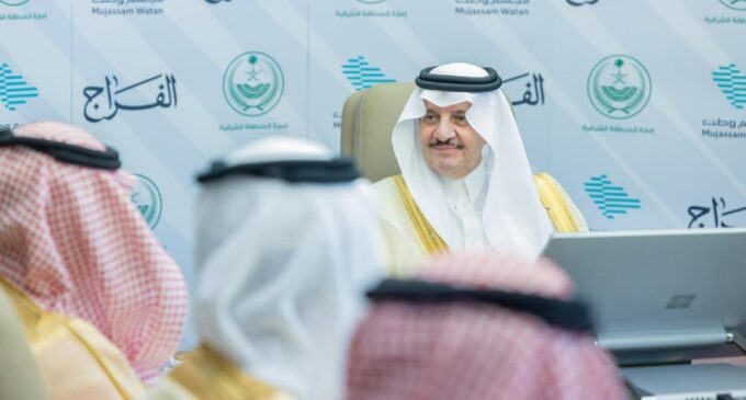 أمير المنطقة الشرقية يستقبل القائمين على مجسم “التلاقي”
