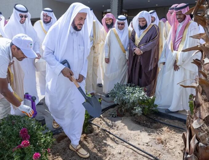وزير الشؤون الإسلامية يدشّن المرحلة الثانية من مبادرة تشجير المساجد بالمنطقة الشرقية بغرس 10 آلاف شجرة