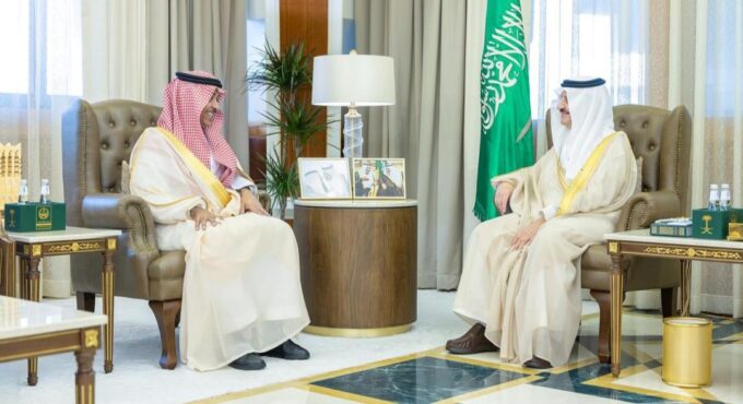 أمير المنطقة الشرقية يستقبل وزير الإعلام