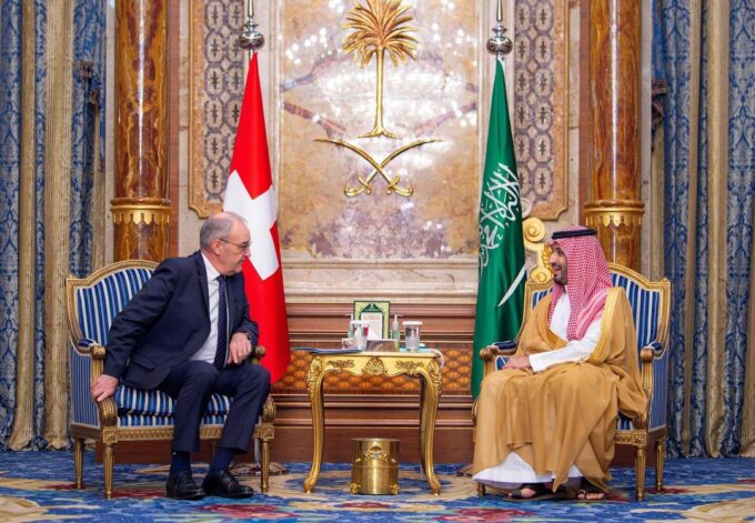 سمو ولي العهد يلتقي رئيس الاتحاد السويسري