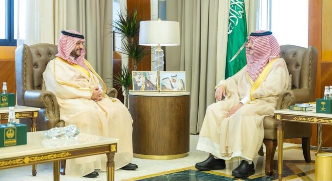 أمير المنطقة الشرقية يستقبل مساعد وزير الموارد البشرية والتنمية الاجتماعية للخدمات المشتركة