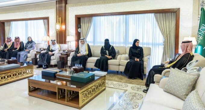 نائب أمير المنطقة الشرقية يستقبل مدير التعليم ويطّلع على نتائج جائزة “منافس” 2025