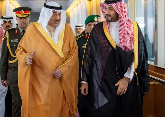 قادة ورؤساء وفود دول مجلس التعاون يصلون إلى جدة وسمو ولي العهد في مقدمة مستقبليهم