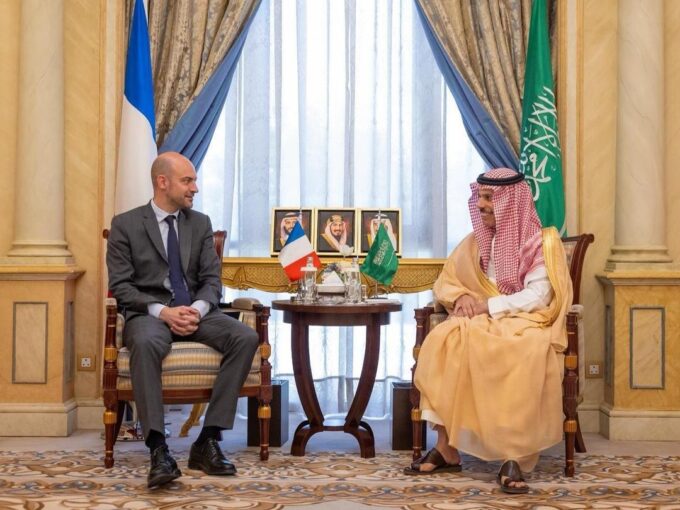 سمو وزير الخارجية يستقبل وزير خارجية فرنسا