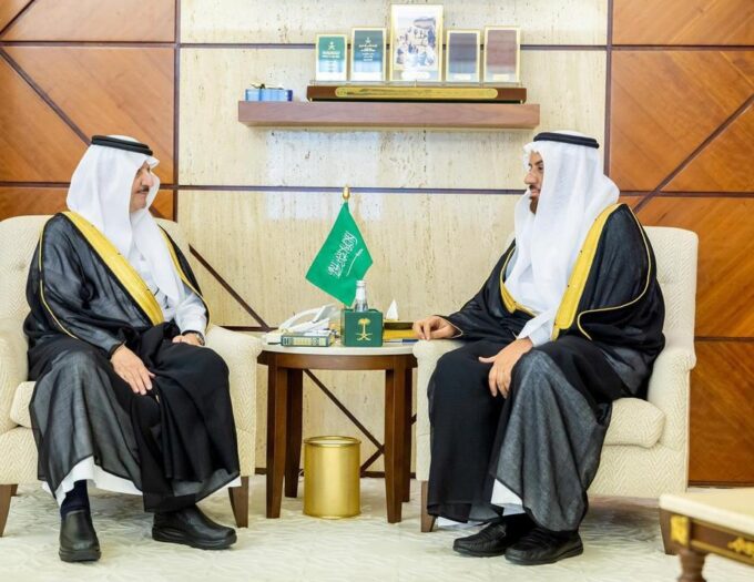 أمير المنطقة الشرقية يستقبل مدير عام فرع الشؤون الإسلامية ويطّلع على جهود الفرع في خدمة ضيوف الرحمن