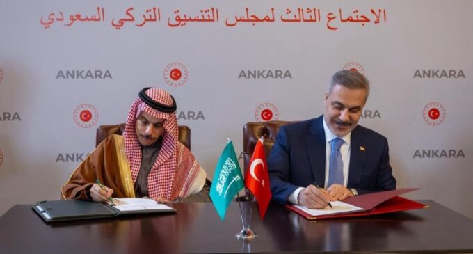 سمو وزير الخارجية يلتقي وزير خارجية تركيا ويوقعان اتفاقية الإعفاء المتبادل للجوازات الدبلوماسية والخاصة