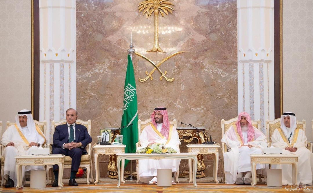 نيابة عن خادم الحرمين الشريفين.. سمو ولي العهد يستقبل في الديوان الملكي بقصر منى المهنئين بعيد الأضحى المبارك