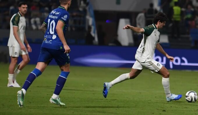 الأهلي يتغلب على الفتح برباعية في الدوري السعودي للمحترفين