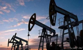 أسعار النفط تُغلق على ارتفاع طفيف بفعل مخاوف الطلب وقوة الدولار