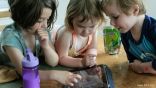 دراسة: 17% من الأطفال دون الثامنة يستخدمون جهازًا محمولًا يوميًا