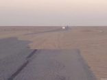 بمبادرة ذاتيه : مرور الخفجي يزيل الكثبان الرملية عن طريق قاعدة الملك خالد