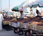 ضيوف الرحمن ينعشون “سوق التمور” بـ”طيبة”