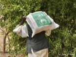 مركز الملك سلمان للإغاثة يوزع أكثر من 16 طنًّا من السلال الغذائية للمتضررين من الفيضانات في ولاية نهر النيل السودانية