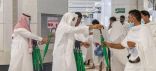شؤون الحرمين توزيع 8000 مظلة بالمسجد الحرام ضمن “حملة خدمة معتمرينا شرف لمنسوبينا”