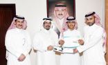 الشريف يسلم السيارتين للطلاب الفائزَيْن بالجائزة الكبرى من نبراس