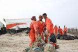 «تطوعي الخفجي» والبلديه يرفعان «1000 كيس» من نفايات الشاطئ