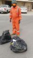 بالفيديو: عمال النظافة يجمعون العلب الفارغة ويتجاهلون عملهم الأساسي