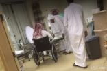 بالفيديو: مواطن يضمد جراح مريض بمستشفى الخفجي.. وتذمر من غياب كادر التمريض