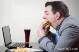تناول الطعام أمام الكمبيوتر خطر على الصحة