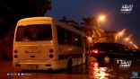 مشاهد.. سوء شارع 18 بالخفجي وسط الأمطار يحتجز حافلة جمعية القرآن النسائية