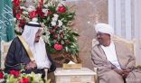 خادم الحرمين يستقبل الرئيس السوداني بمدينة طنجة