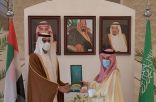 إنفاذا لأمر خادم الحرمين الشريفين .. سمو وزير الخارجية يسلم الشيخ شخبوط آل نهيان وشاح الملك عبدالعزيز من الطبقة الثانية