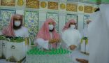 السديس يُشارك في توزيع الهدايا على زوار المسجد النبوي الشريف ضمن حملة “خدمة زائرينا شرف لمنسوبينا”