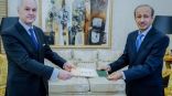 السفير فهد الرويلي يقدم نسخة من أوراق اعتماده سفيراً للمملكة لدى فرنسا