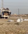 بالفيديو .. مواطن يوثق رمي عمال النظافة للنفايات بالقرب من الأحياء
