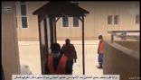بالفيديو : بلدية الخفجي تنقل عمال مشروعين خدمين لأحدى المدارس للحد من انتشار كورونا