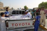 في بادرة تطوعيه : طلاب موسمي الخفجي يوزعون الماء والعصير البارد للعمال