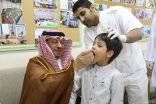 بالصور.. الهزاع يدشن حملة تطعيم «الثلاثي الفيروسي» في مدارس الخفجي