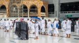جموع المصلين يؤدون صلاة الجمعة بالمسجد الحرام