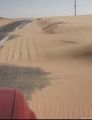 بالفيديو..الرمال الزاحفه تغطي طريق أبرق الكبريت بشكل كامل