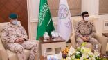 نائب رئيس هيئة الأركان العامة قائد القوات المشتركة يلتقي قائد العمليات المشتركة الإماراتية