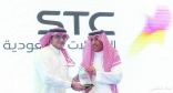 وزير العمل والتنمية الاجتماعية يكرم STC لدعمها (إخاء) لرعاية الأيتام